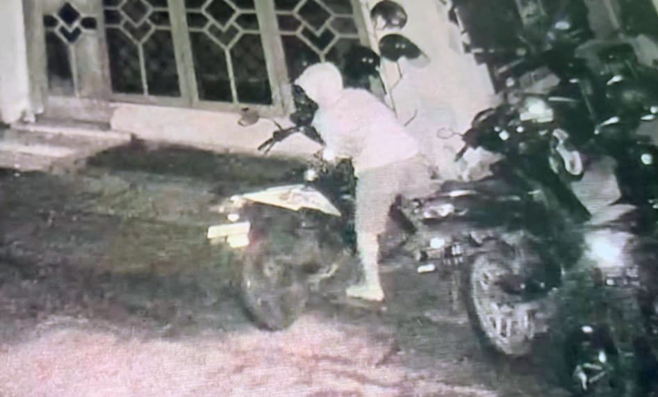 Dua Motor Penghuni Rumah Kos di Bondowoso Hilang Dicuri, Aksi Pelaku Terekam CCTV