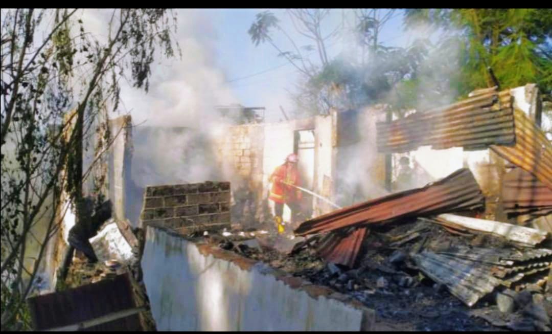 Ditinggal Nyekar Pemiliknya, Rumah di Asembagus Situbondo Ludes Terbakar