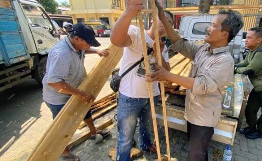 Tiga Warga Situbondo Hendak Jual 58 Papan Kayu Jati Ilegal Ditangkap Polhut dan Polisi 