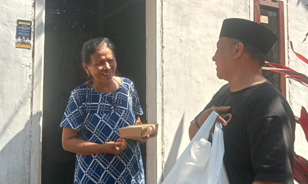Warga Tidak Mampu dan Pelaku UMKM Ketiban Jumat Berkah Haji Charles