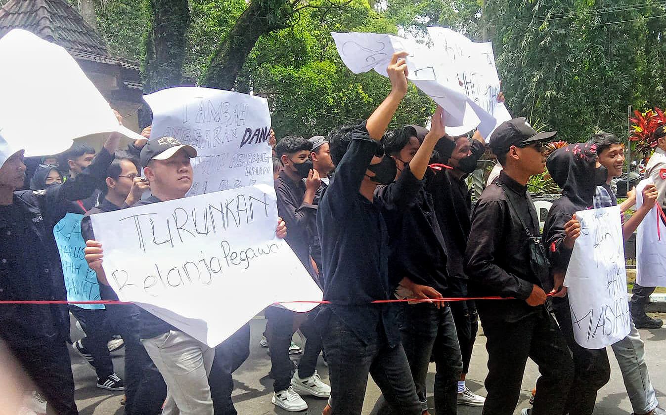 Mahasiswa Demo Bupati Bondowoso Soroti Komposisi APBD Tak Proporsional