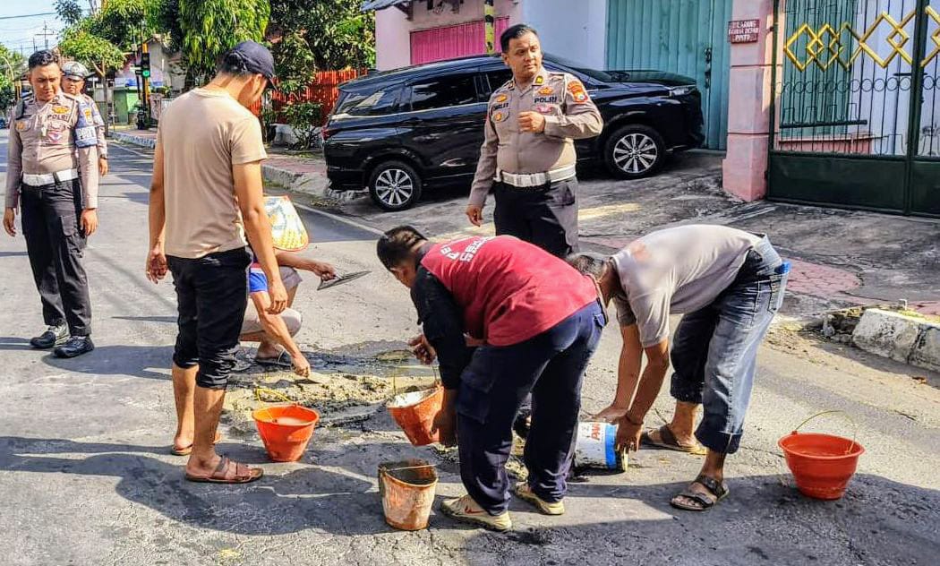 Warga Bersama Polisi dan Tentara di Bondowoso Gotong Royong Perbaiki Sendiri Jalan Rusak