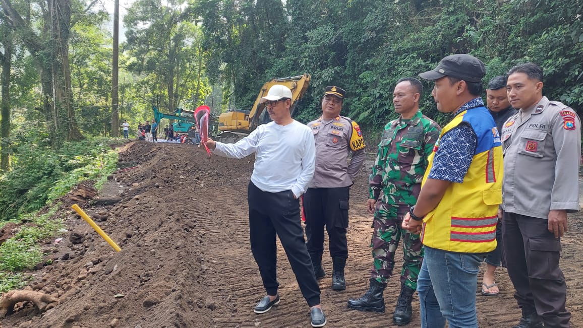 Selain Tinjau Longsor, Wabup Djoko Hadiri Selamatan Jalur Gumitir yang Diperbaiki