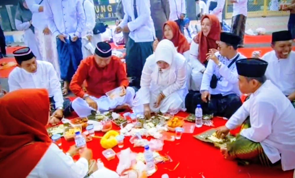 HSN 2025, Bupati dan Forkopimda Situbondo Bersama Santri Makan Nasi Tabheg di Alun-alun