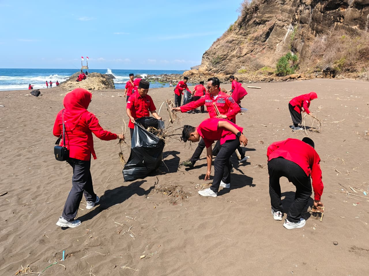 17 Agustus 2025 Ratusan Kader PDI Perjuangan Bersihkan Pantai, Menganut Ajaran Bung Karno