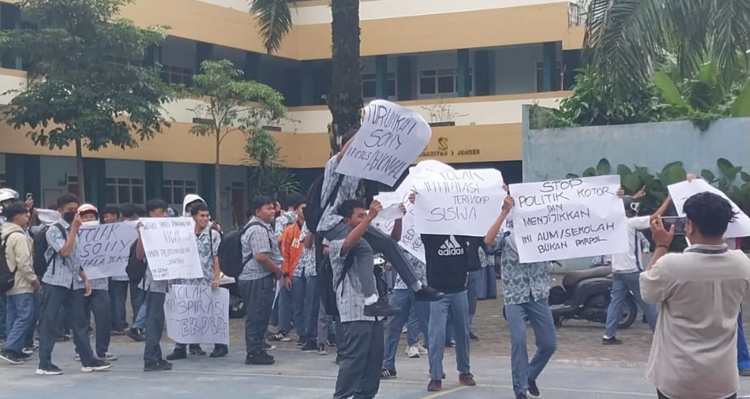 Guru dan Murid SMA Muhammadiyah 3 Jember Protes Pelantikan Kasek