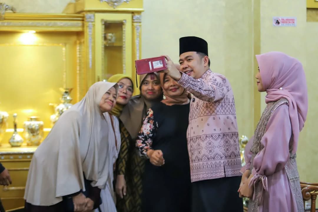 Open House di Pendopo, Warga Berebut Minta Foto Selfie dengan Bupati Fawait