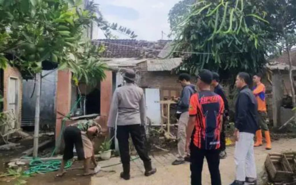 Disapu Angin Kencang, Atap Tujuh Rumah Warga di Bondowoso Beterbangan