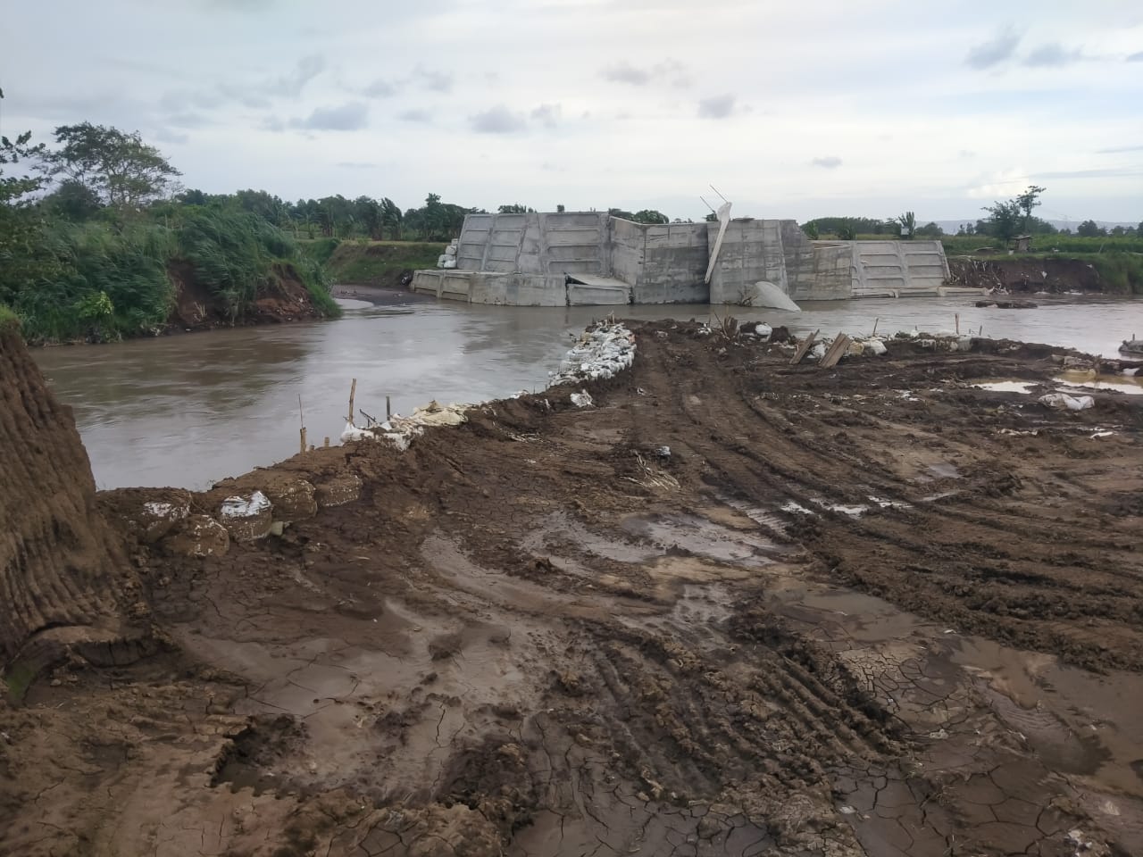 Proyek Dam Pelimpah Kepanjen Jember Ambrol, Komisi D DPRD Jatim Minta Rekanan Tanggung Jawab
