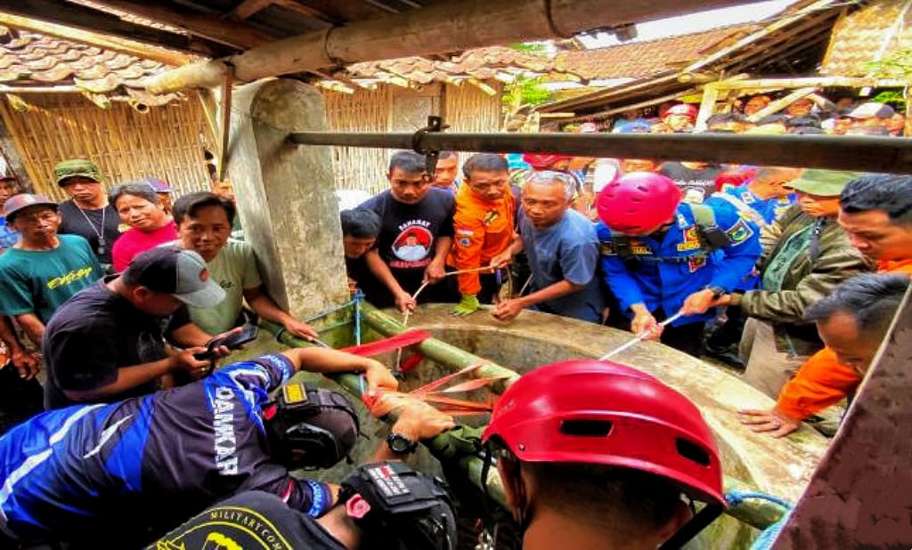 Emak 49 Tahun di Bondowoso Selamat Jatuh ke Sumur Kering Sedalam 25 Meter