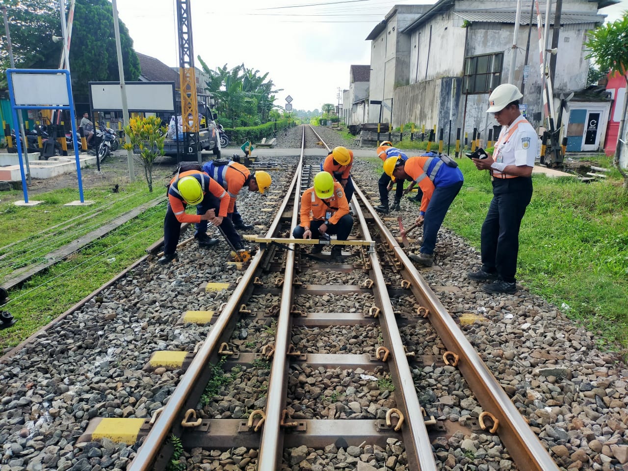 Hadapi Cuaca Ekstrem, Tim dan Peralatan Jalur Disiagakan KAI Daop 9 Jember