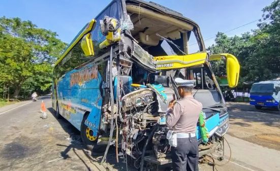 Adu Banteng Bus Lawan Truk di Pantura Situbondo, Ayah dan Anak Meninggal Dunia