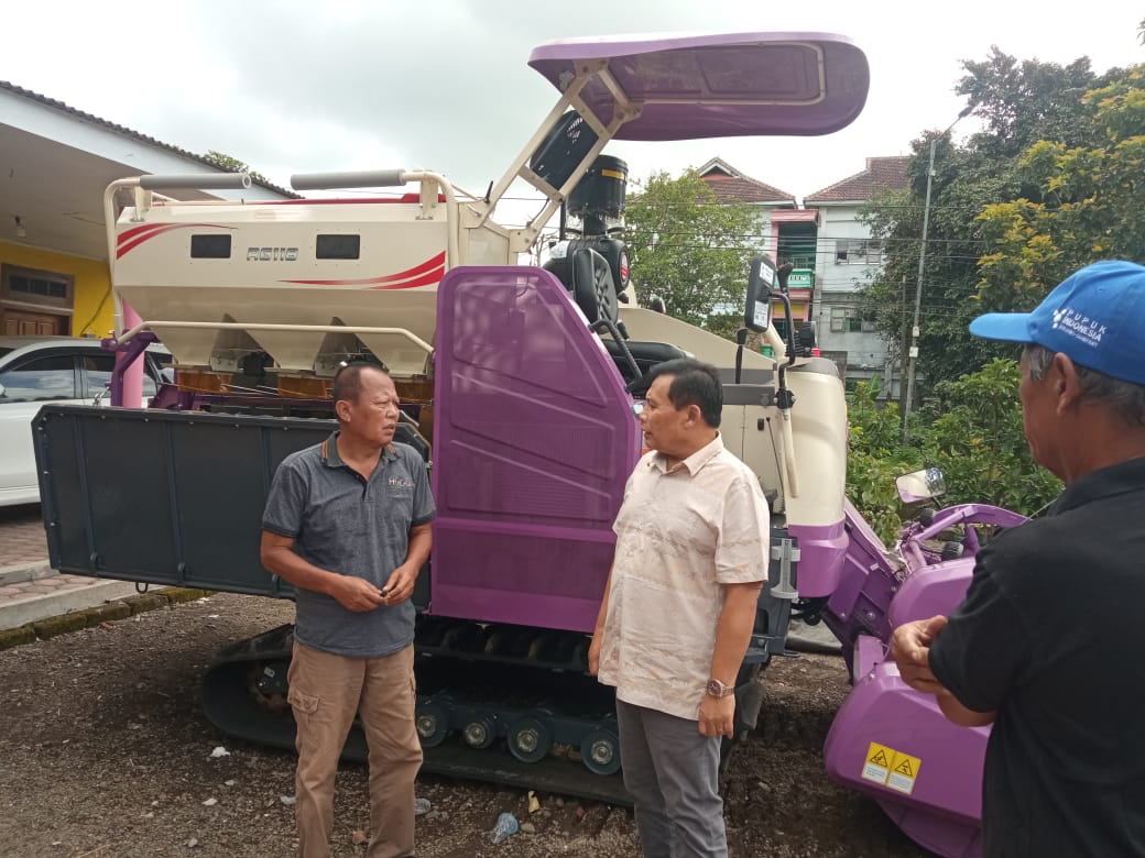 Dukung Program Ketahanan Pangan Presiden Prabowo, Anggota DPRD Jatim Serahkan Combine ke Petani