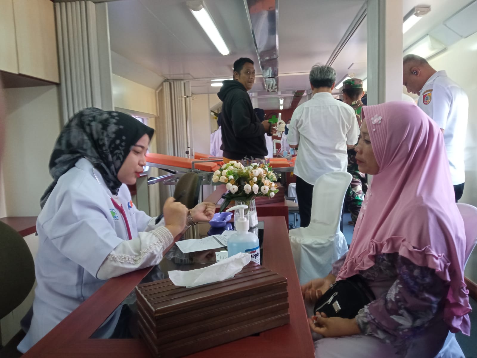 Ratusan Orang Sekitar Stasiun Ledokombo Jember Periksa Kesehatan di Rail Clinic