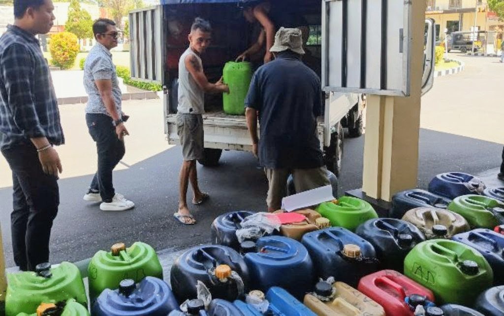 Kedapatan Timbun Satu Ton BBM Pertalite, Dua Warga Bondowoso Ditangkap Polisi 