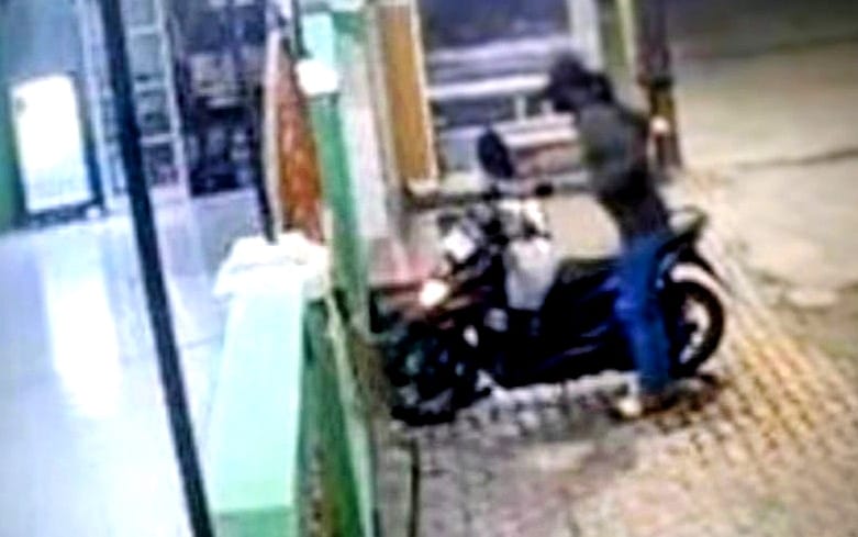 Maling Gondol Motor di Masjid Banyuglugur Situbondo Terekam CCTV