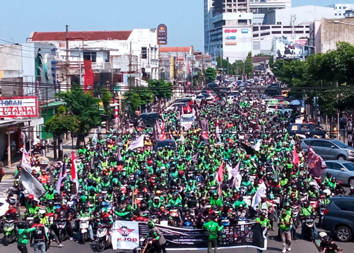 Merasa Seperti Sapi Perah, Ratusan Ojol Jember Turun ke Jalan