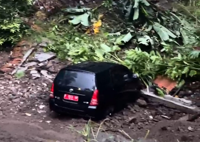 Mobil Plat Merah Diskominfo Jember Terseret Longsor ke Sungai