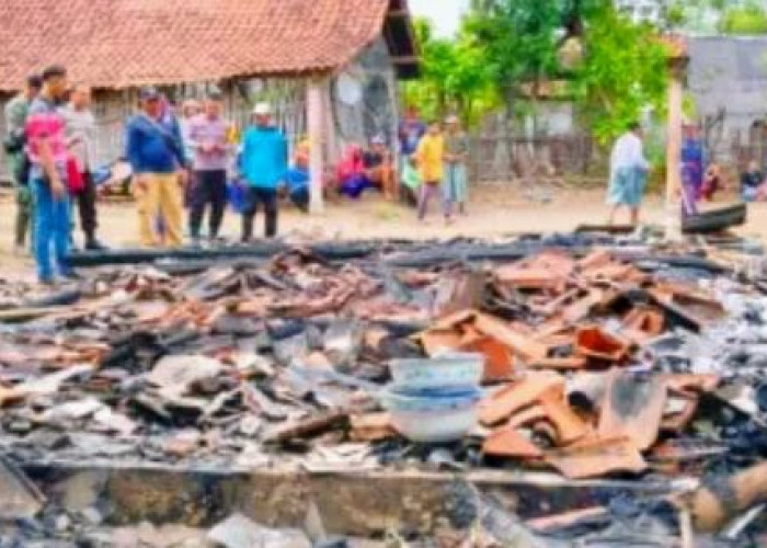Pemiliknya Kerja Tebang Tebu, Rumah di Situbondo Terbakar Rata dengan Tanah 
