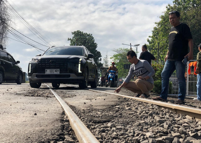 Rusak Parah, Banyak Pengendara Tergelincir di Perlintasan Kereta Api Pecoro Jember