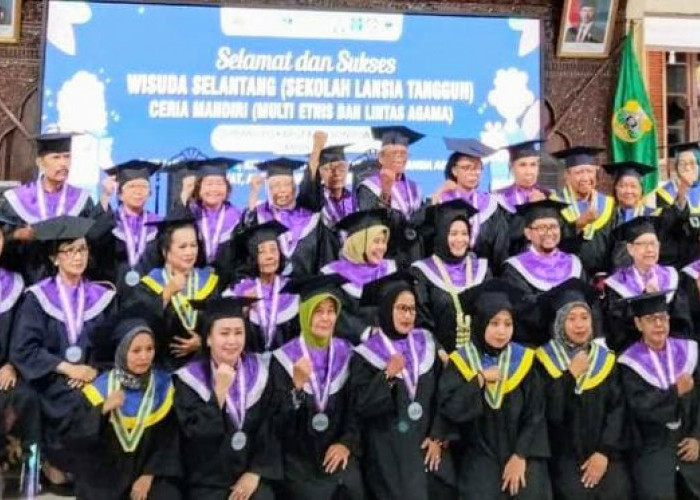 40 Lansia Lintas Suku dan Agama di Bondowoso Wisuda Selantang Ceria 