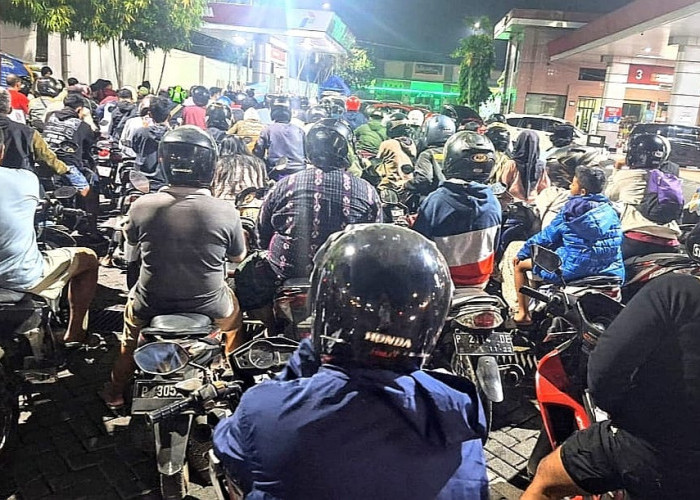 Jalur Gumitir Ditutup,  Sudah 4 Hari Antrean Panjang Kendaraan Terjadi di SPBU Bondowoso