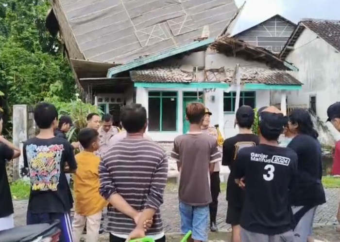 Gudang Tembakau di Jember Terbang Timpa Rumah, Kapolsek Minta Warga Tak Mendekat