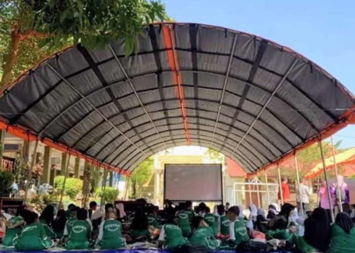 Ruang Kelas Rusak Diguncang Gempa Sumenep, Siswa SDN Kotakulon 2 Bondowoso Belajar di Tenda Darurat