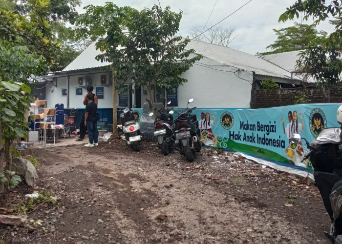 Berdiri Disamping Selokan, SPPG Semeru Jember Banjir dan Tak Operasi