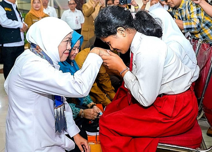 Entaskan Kemiskinan Ekstrem, Gubernur Khofifah Salurkan Bansos Rp 12,9 Miliar di Bondowoso