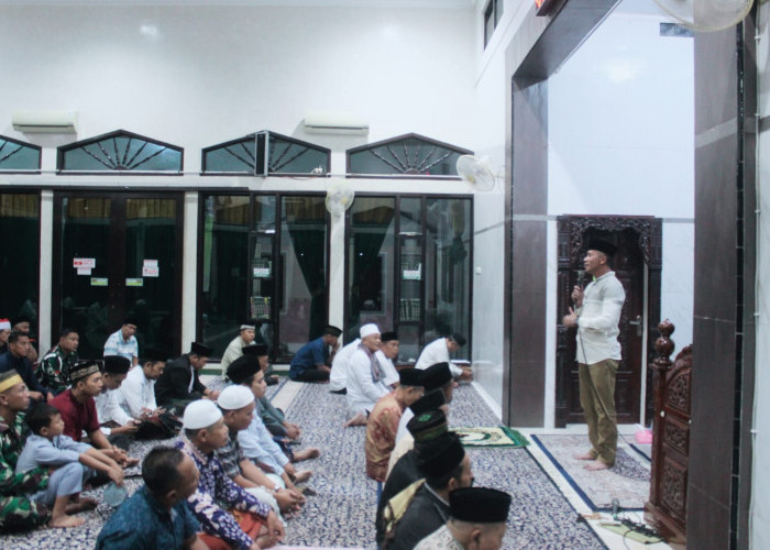 Dekatkan Diri TNI Dengan Rakyat, Danbrigif 9 Jember Gelar Salat Subuh Berjemaah