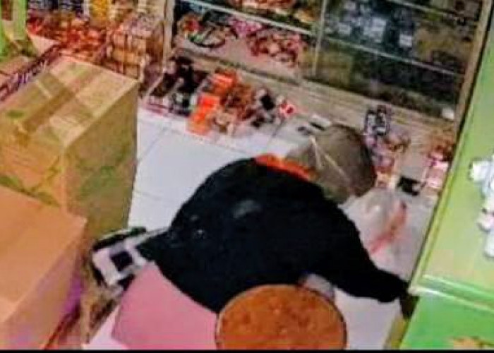 Emak Kuras Rokok di Toko Pasar Pujer Bondowoso Seorang Diri Terekam CCTV