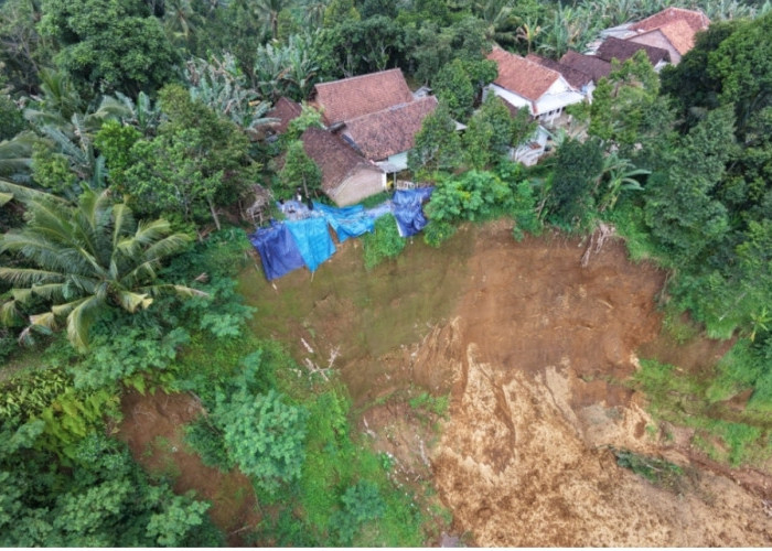 Ngeri! Longsor Tebing Klungkung Makin Parah, Jarak Tebing Sama Rumah Hanya Sekitar Satu Meter