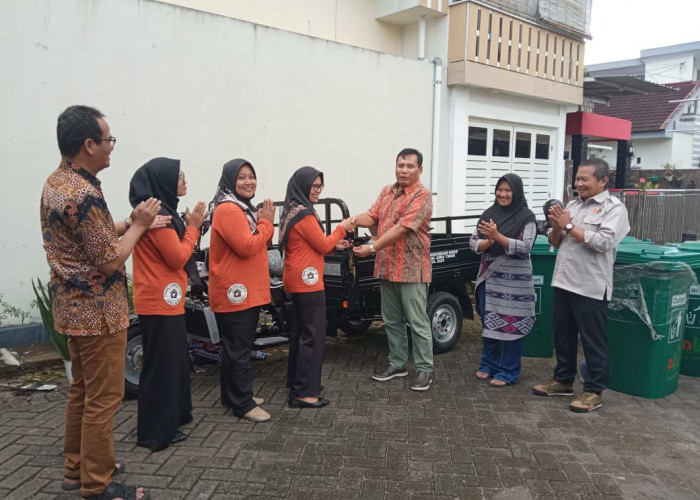 Dukung Pengelolaan Bank Sampah, Anggota DPRD Jatim H. Satib Berikan Bantuan Roda Tiga