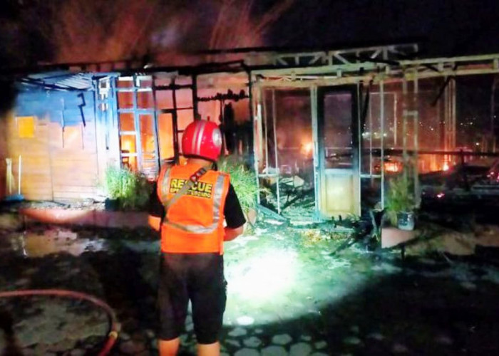 Orang Tak Dikenal Bakar Sampah, Kafe dan Warung Bakso di Situbondo Ludes Terbakar