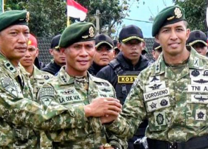 Danyonif 514 Kostrad Bondowoso lama Letkol Inf Sidik Soulisa salam komando dengan penggantinya Letkol Inf Ugro