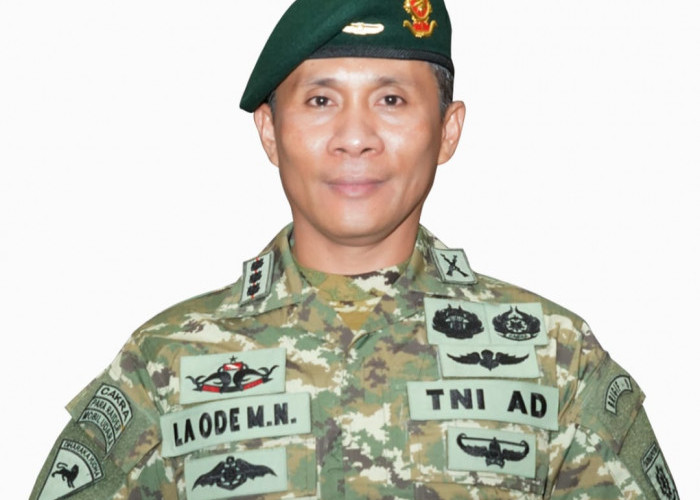 Danbrigif 9 Kostrad Jember Ajak Warga Kibarkan Merah Putih