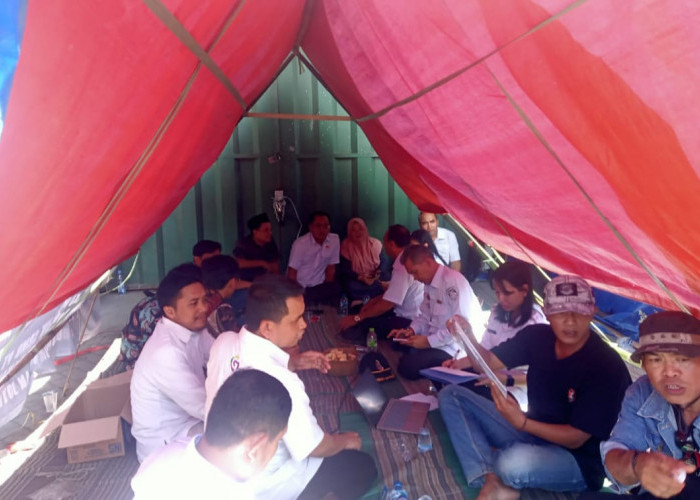 Buruh FFT di Jember Segel Kantor Produksi dan Blokade Dengan Tenda