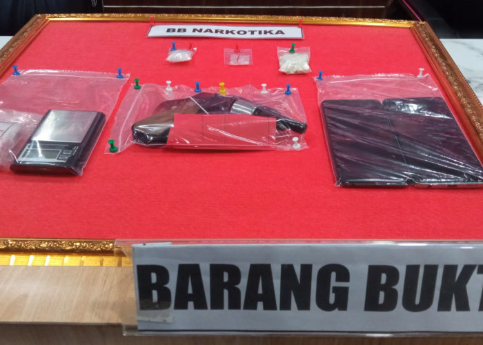Polisi Gerebek Pesta Narkoba, Temukan Sejumlah Senpi dan Sajam