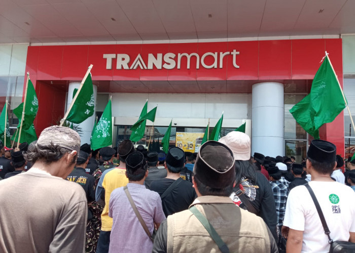 Protes Tayangan di Trans7, Transmart di Jember Diserbu Ratusan Santri