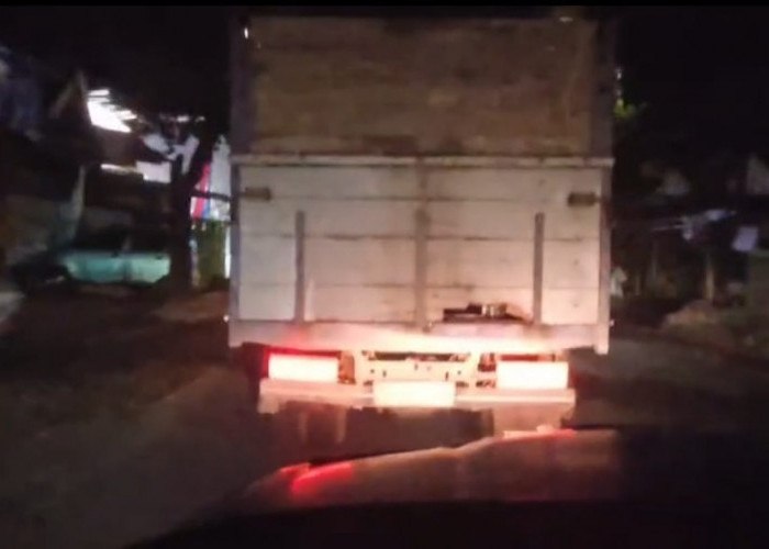 Mobil Anggota DPRD Jember Digiring Masuk Sungai Saat Kejar Penimbun BBM Solar