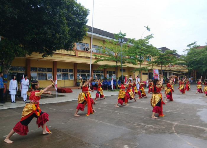 Tari Geger Bumi Wengker Warnai Peringatan Hari Pahlawan SMP Negeri 1 Ambulu