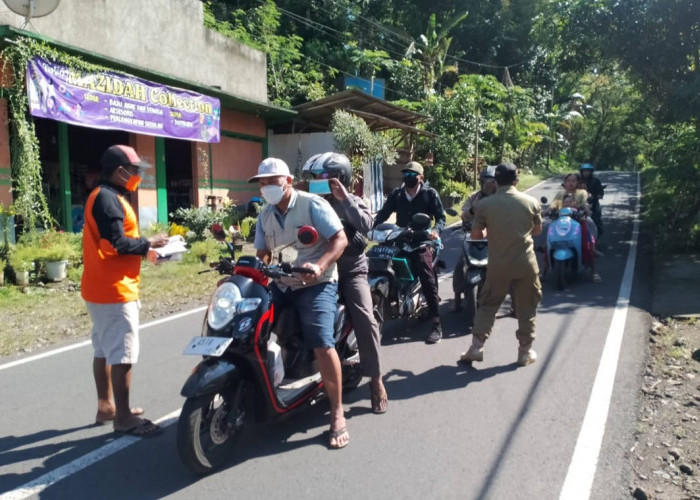 Erupsi Gunung Raung, BPBD Jember Bagikan Masker ke Pengendara