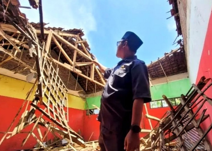 Lapuk Dimakan Usia, Tiga Ruang Kelas SDN 9 Kilensari Situbondo Ambruk