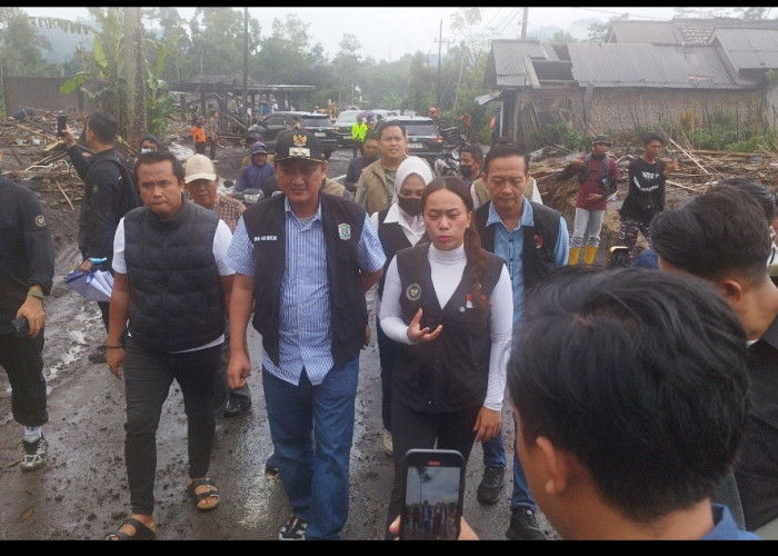 Erupsi Semeru Masih Terjadi Ketika Utusan Presiden Zita Anjani Tinjau Lokasi Bencana 