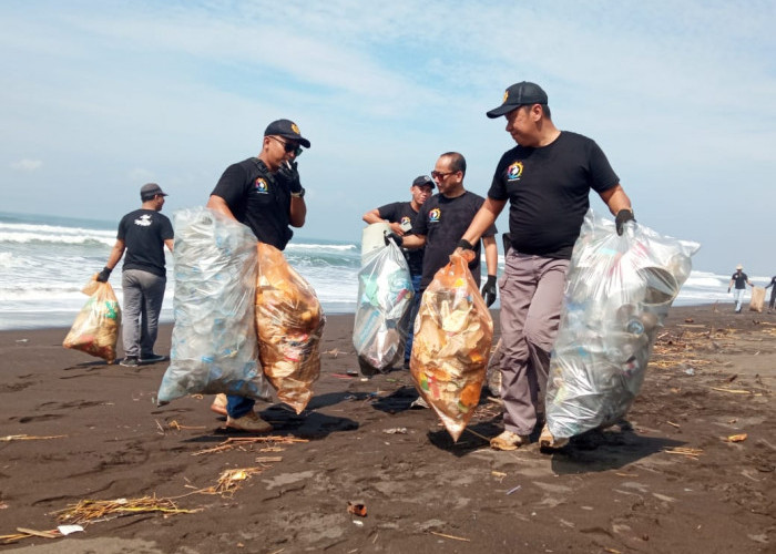 Bank Mandiri HUT, Bersihkan Sampah di Destinasi Wisata Pantai Pancer Jember
