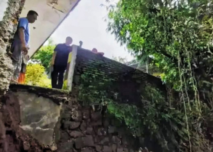 Dua Jembatan Putus dan Fondasi Gedung PAUD Longsor di Bondowoso Diterjang Luapan Sungai 