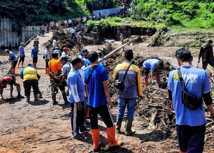Diterjang Luapan Sungai, Jembatan Penghubung Dua Kecamatan di Situbondo Putus