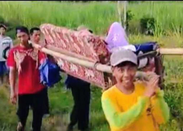 Wanita Hendak Melahirkan di Bondowoso Ditandu Kursi Sejauh 2 Km ke Puskesmas