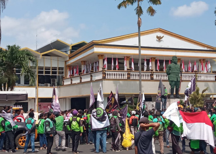 Aksi Unjuk Rasa Ojol Jember, Wabup Djoko Tegaskan Aplikator Tidak Hanya Jualan Jaket